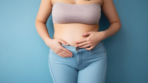 mujer gordita con la mano en la cintura por concepto de dieta