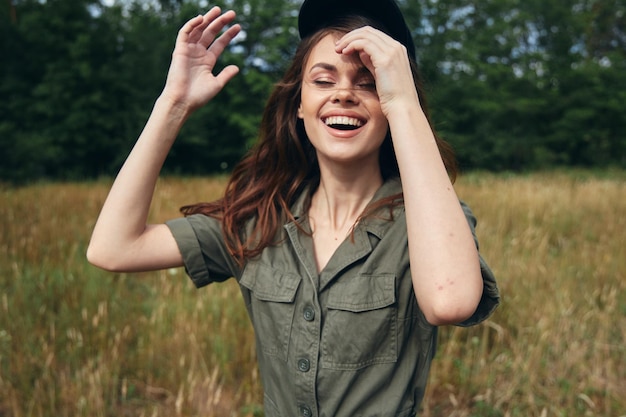 Mujer con gorra con los ojos cerrados en un prado
