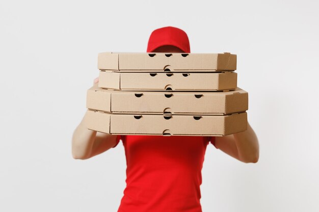 Mujer con gorra roja, camiseta dando cajas de pizza de orden de comida aisladas sobre fondo blanco. Pizzaman mujer trabajando como mensajero o distribuidor sosteniendo pizza italiana en caja plana de cartón. Concepto de servicio de entrega.