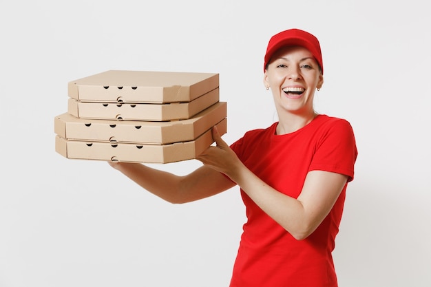 Mujer con gorra roja, camiseta dando cajas de pizza de orden de comida aisladas sobre fondo blanco. Pizzaman mujer trabajando como mensajero o distribuidor sosteniendo pizza italiana en caja plana de cartón. Concepto de servicio de entrega.