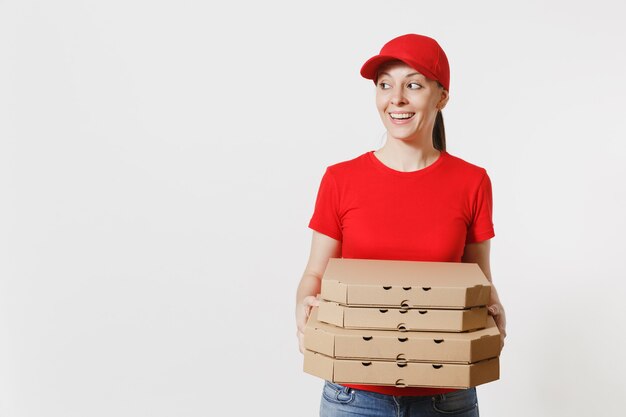 Mujer con gorra roja, camiseta dando cajas de pizza de orden de comida aisladas sobre fondo blanco. Pizzaman mujer trabajando como mensajero o distribuidor sosteniendo pizza italiana en caja plana de cartón. Concepto de servicio de entrega.