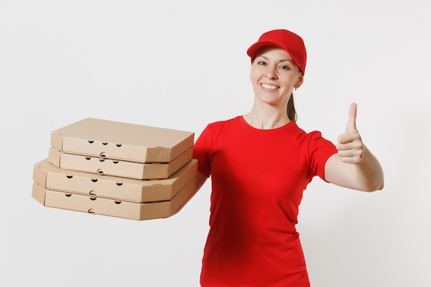 Mujer con gorra roja, camiseta dando cajas de pizza de orden de comida aisladas sobre fondo blanco. Pizzaman mujer trabajando como mensajero o distribuidor sosteniendo pizza italiana en caja plana de cartón. Concepto de servicio de entrega.