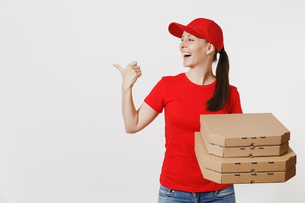 Mujer con gorra roja, camiseta dando cajas de pizza de orden de comida aisladas sobre fondo blanco. Pizzaman mujer trabajando como mensajero o distribuidor sosteniendo pizza italiana en caja plana de cartón. Concepto de servicio de entrega.