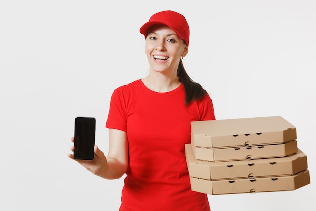 Mujer con gorra roja, camiseta dando orden de comida pizza italiana en cajas de cartón flatbox aisladas sobre fondo blanco. Mensajero femenino que sostiene el teléfono móvil con la pantalla vacía negra en blanco. Concepto de entrega.