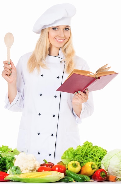 Mujer con gorro de chef con verduras frescas aisladas de fondo blanco