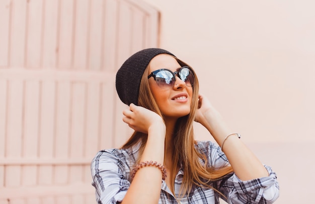 Mujer con un gorro y gafas de sol