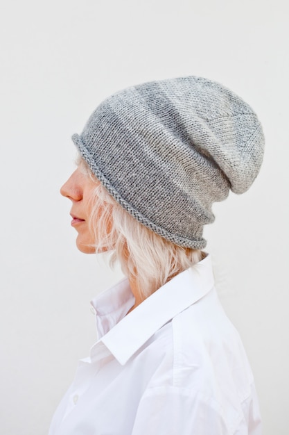 Mujer de gorro de lana gris gorro de punto.