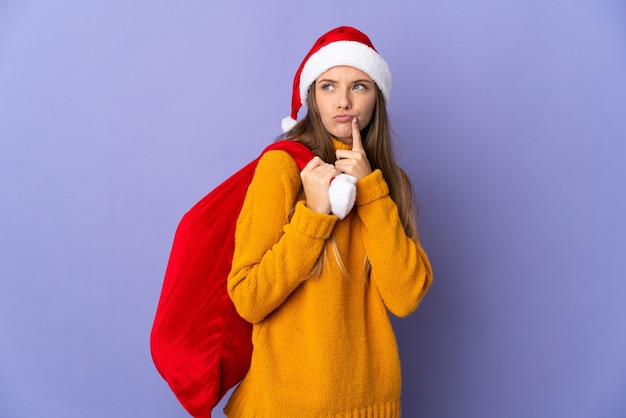 mujer con gorro de navidad y bolsa de santa