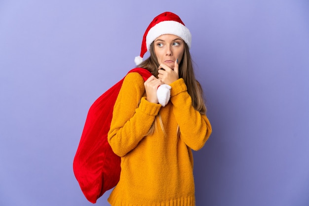 mujer con gorro de navidad y bolsa de santa