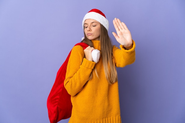 mujer con gorro de navidad y bolsa de santa