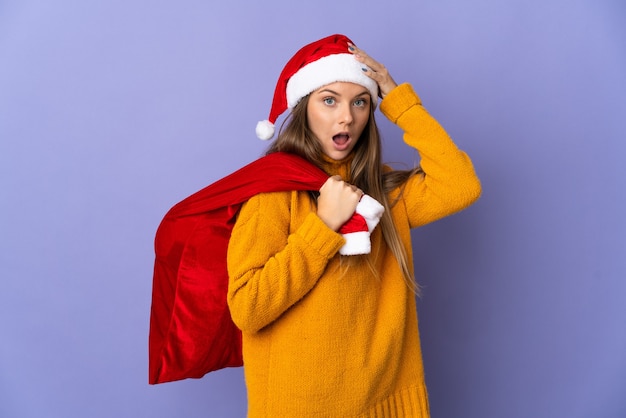 mujer con gorro de navidad y bolsa de santa