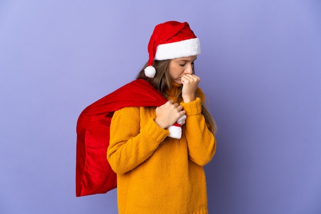 mujer con gorro de navidad y bolsa de santa