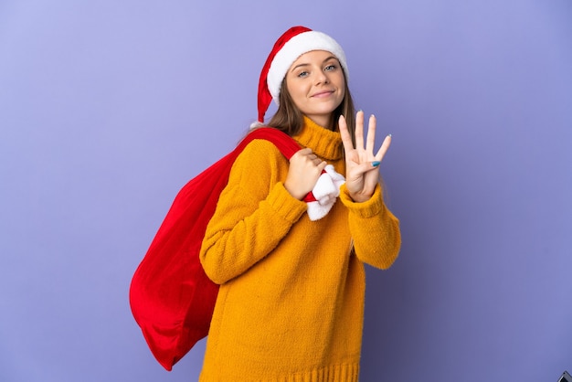 mujer con gorro de navidad y bolsa de santa