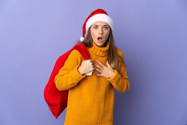 mujer con gorro de navidad y bolsa de santa