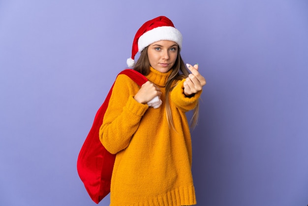 mujer con gorro de navidad y bolsa de santa