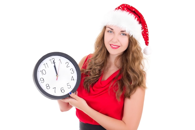 Mujer con gorro de Papá Noel con reloj aislado sobre fondo blanco.