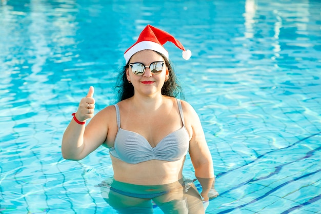 Una mujer con un gorro de Papá Noel