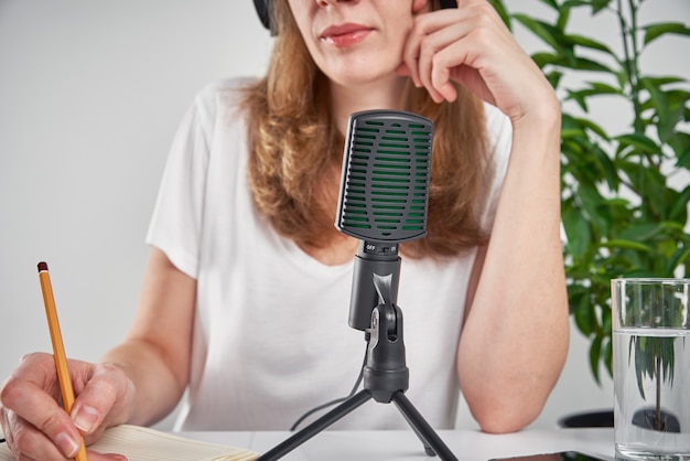 Mujer grabando podcast en línea en casa