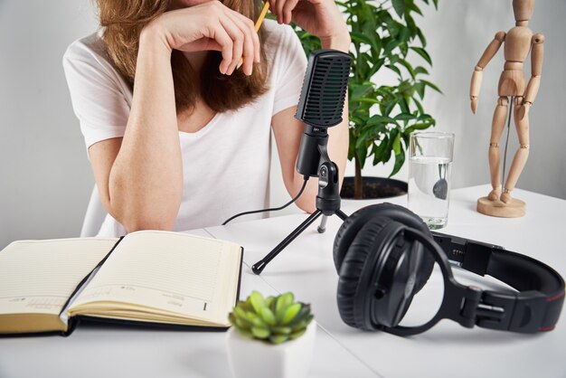 Mujer grabando podcast en línea en casa