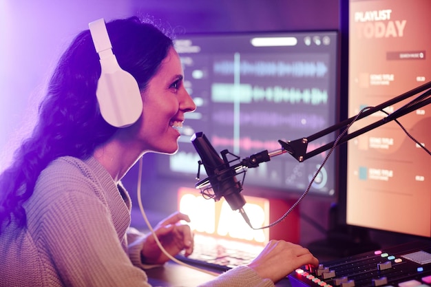 Mujer grabando podcast en línea