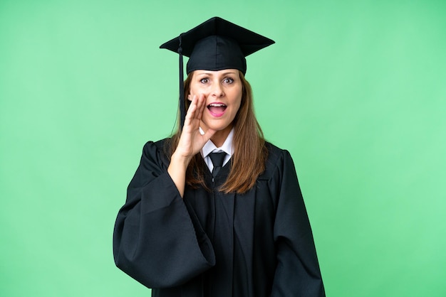 Mujer graduada universitaria de mediana edad sobre antecedentes aislados gritando con la boca abierta