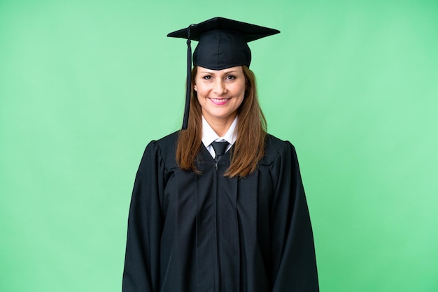 Mujer graduada universitaria de mediana edad sobre antecedentes aislados riendo