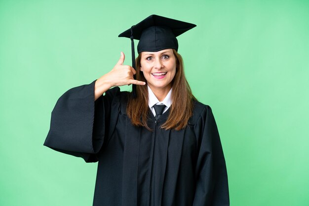 Mujer graduada universitaria de mediana edad sobre un fondo aislado haciendo gestos telefónicos Llámame de nuevo firmar