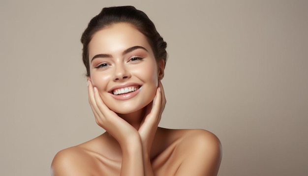 una mujer con una gran sonrisa en la cara