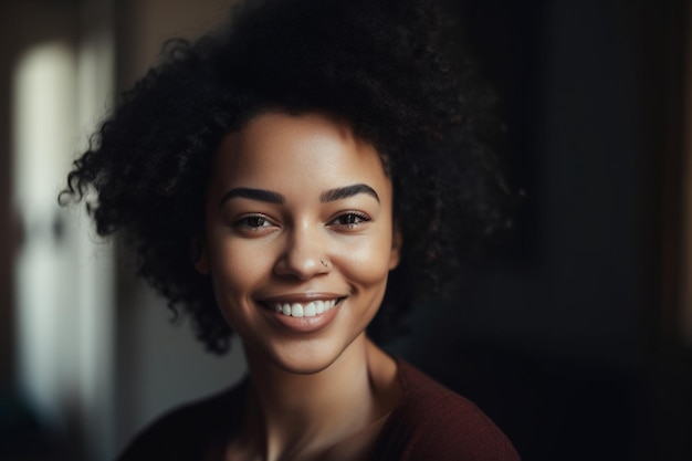 Una mujer con una gran sonrisa en su rostro.