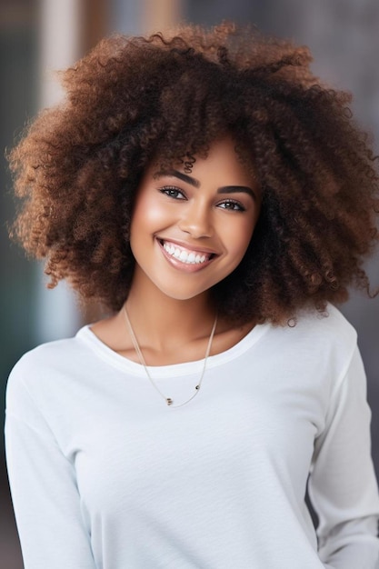 una mujer con una gran sonrisa tiene una gran sonrasa en su cara