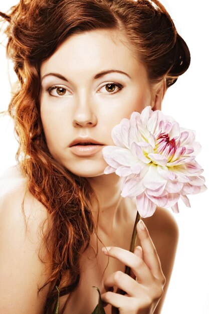 Mujer con grandes flores rosas