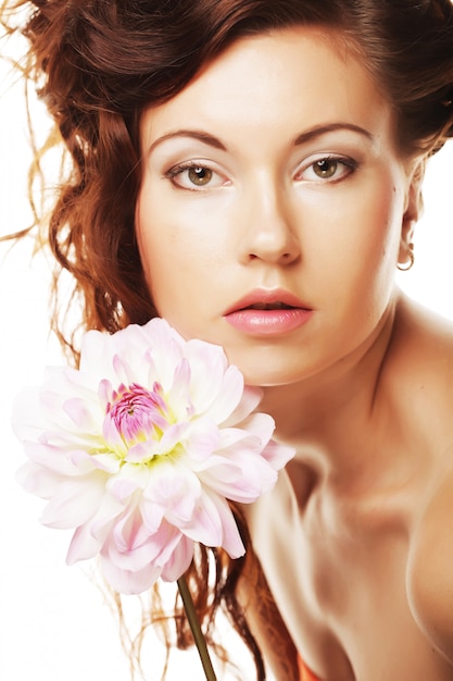 Foto mujer con grandes flores rosas