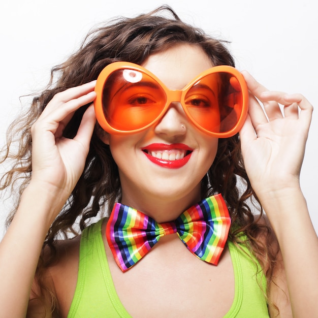 Foto mujer con grandes gafas de sol brillantes