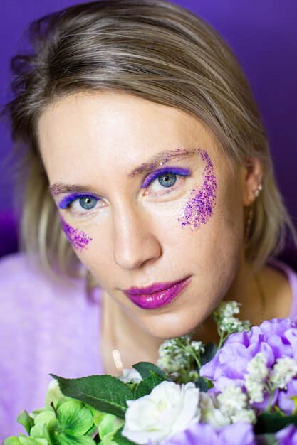 Mujer con grandes ojos hermosos con pestañas de color