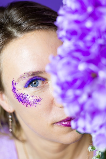 Mujer con grandes ojos hermosos con pestañas de color