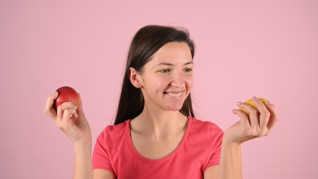 Mujer con granos y frutas en sus manos