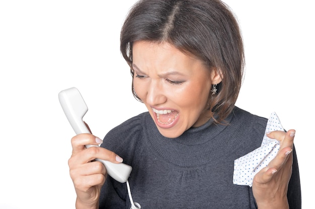 Mujer gritando en auricular