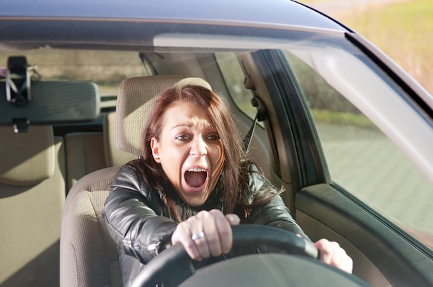 Foto mujer gritando en el coche