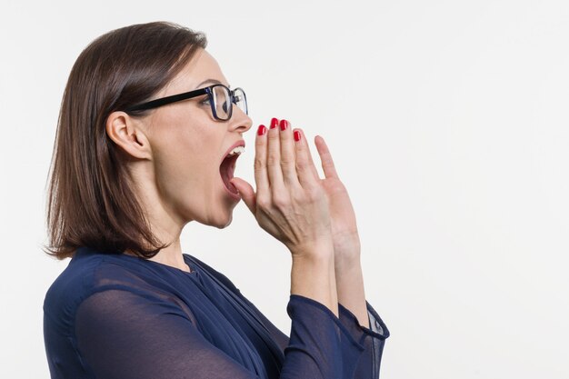 Foto mujer gritando, gritando retrato en perfil