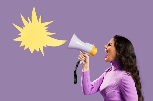 Foto mujer gritando en megáfono y bocadillo