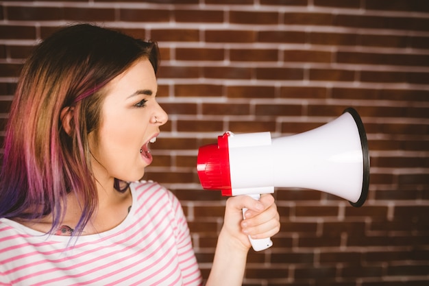 Foto mujer gritando por megáfono