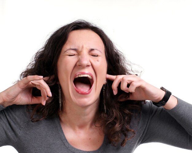 Foto mujer gritando sobre un fondo blanco.