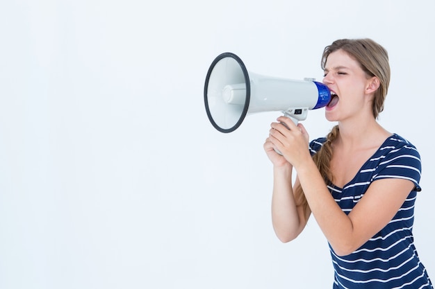 Mujer gritando a través de un altavoz