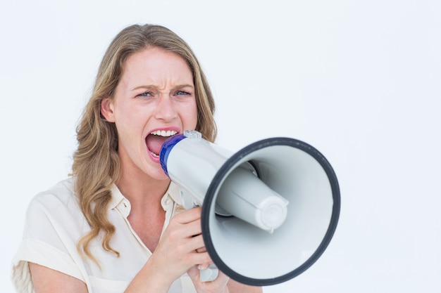 Foto mujer gritando a través de un altavoz