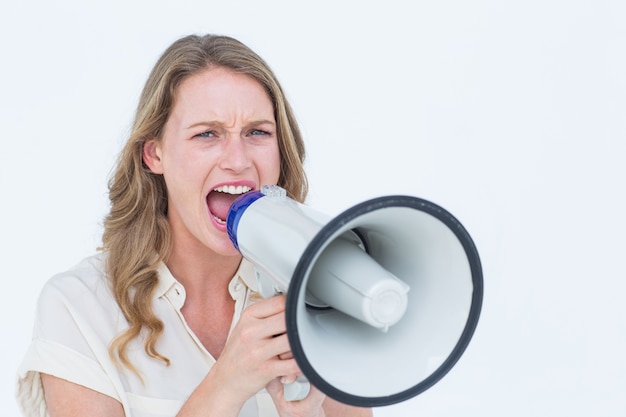 Mujer gritando a través de un altavoz