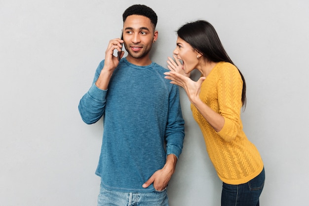 Mujer gritándole a su esposo por teléfono