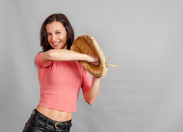 Foto mujer con un guante de béisbol en la mano jugando béisbol persona deportiva activa