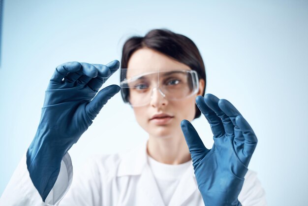 Mujer con guantes azules prueba de investigación análisis diagnóstico foto de alta calidad