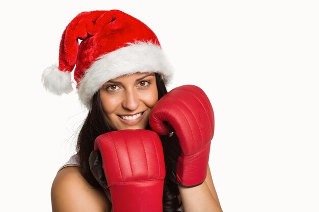 Mujer con guantes de boxeo rojos