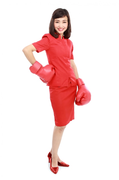 Mujer con guantes de boxeo rojos